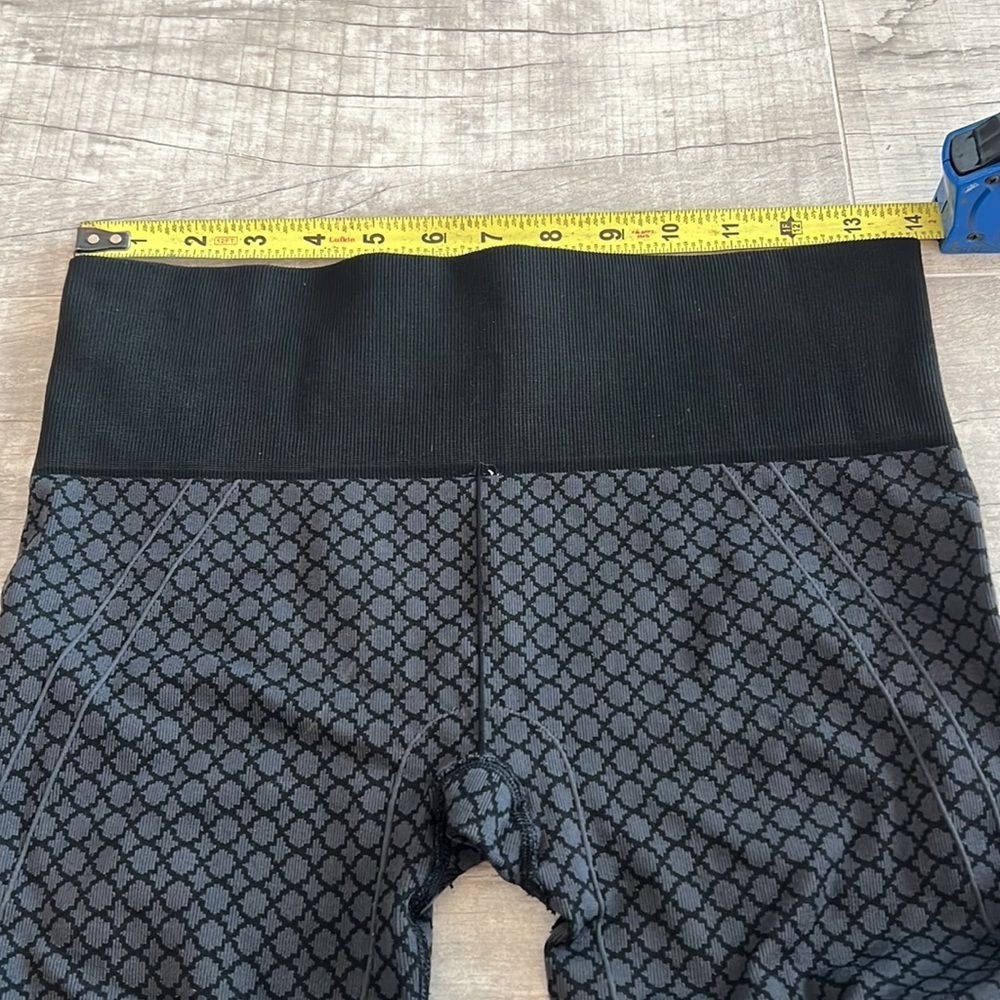 Like New Lululemon Cropped Leggings - Picture 10 of 12